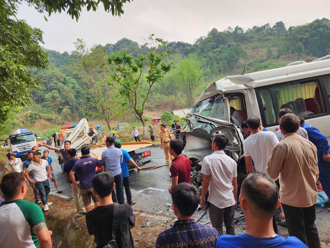 Hình ảnh vụ va chạm giữa xe bồn và xe khách ở Điện Biên khiến 9 người bị thương- Ảnh 5.