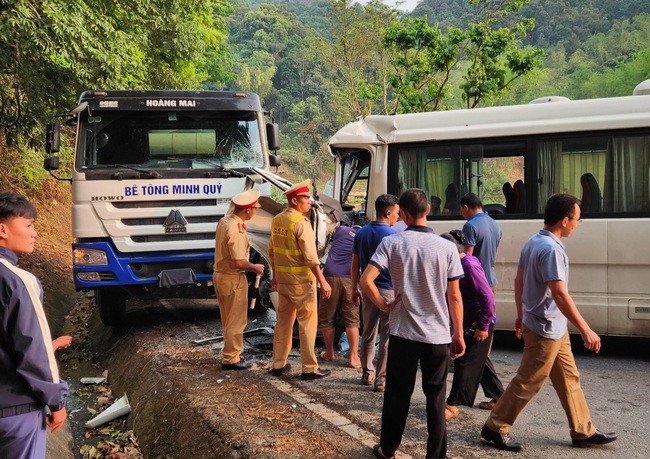 Hình ảnh vụ va chạm giữa xe bồn và xe khách ở Điện Biên khiến 9 người bị thương- Ảnh 7.