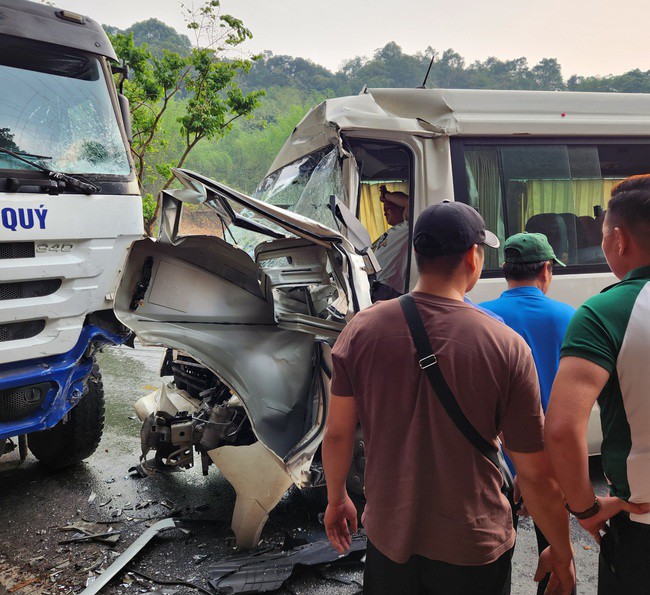 Hình ảnh vụ va chạm giữa xe bồn và xe khách ở Điện Biên khiến 9 người bị thương- Ảnh 8.