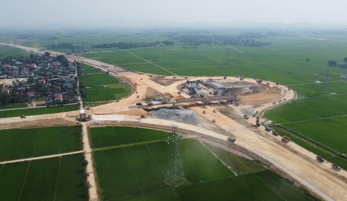 Thi công một nút giao trên cao tốc Bãi Vọt - Hàm Nghi. Ảnh: Đức Hùng
