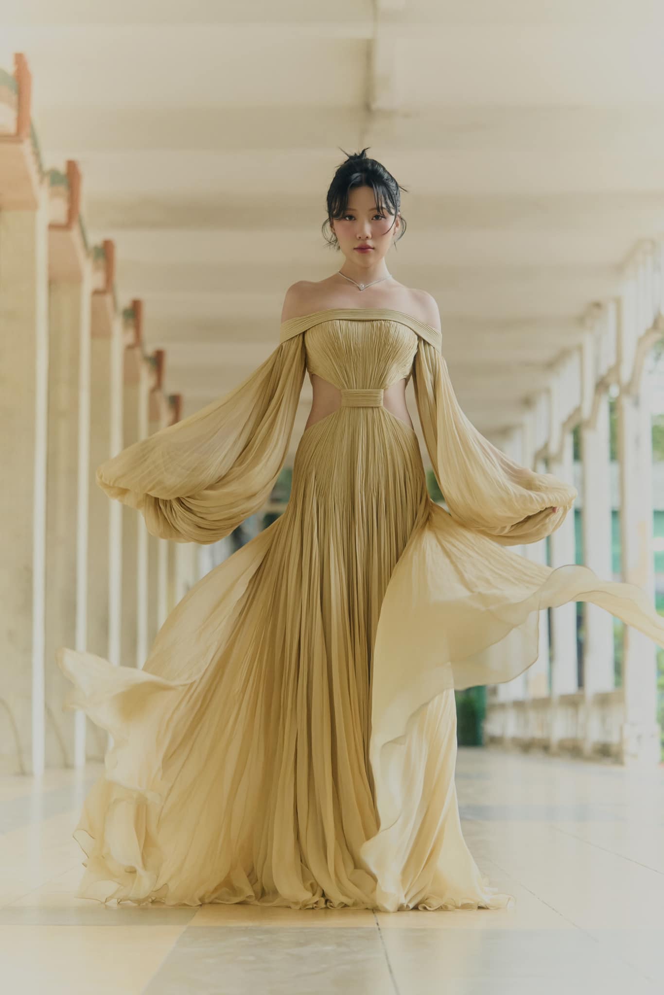Em gái Trấn Thành diện váy cúp ngực, cắt khoét khoe dáng đẹp nuột nà - 2
