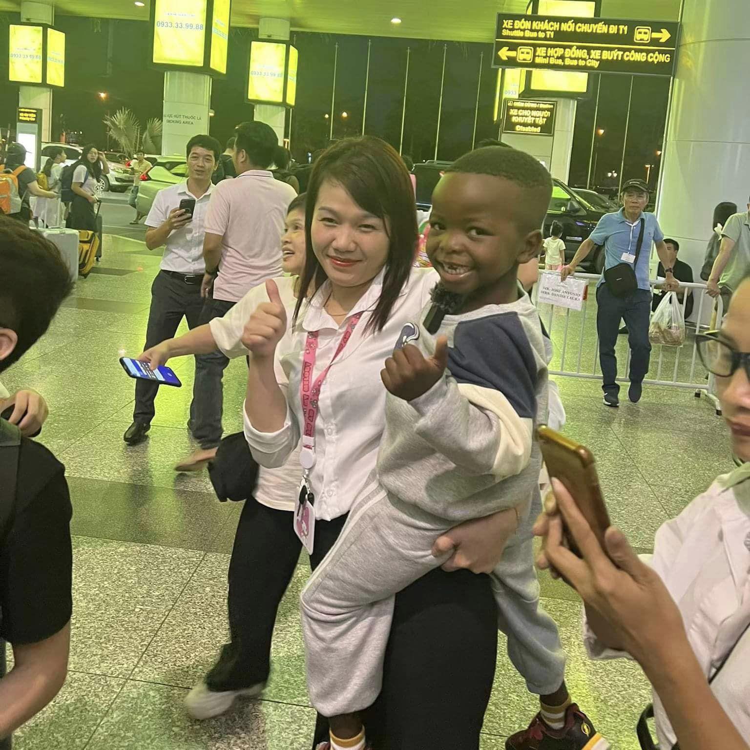 Lôi Con cũng đã đến Việt Nam và nhận được nhiều sự quan tâm của những người có mặt tại sân bay.