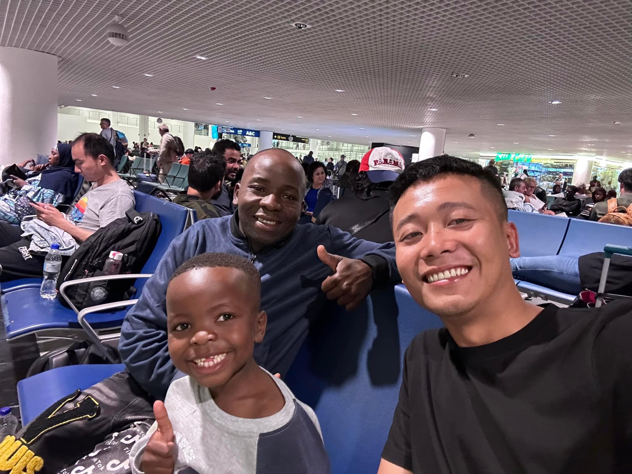 Lôi Con gây chú ý tại sân bay khi về Việt Nam cùng Quang Linh Vlogs - 4