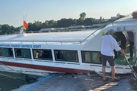 Tàu chở 42 khách nước ngoài va chạm phà trên sông Tiền