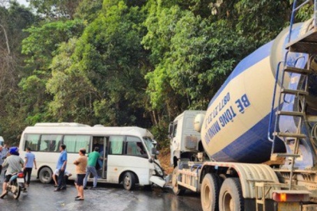 Hình ảnh vụ va chạm giữa xe bồn và xe khách ở Điện Biên khiến 9 người bị thương