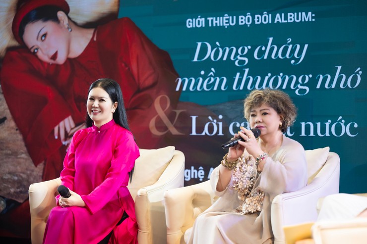 NSND Thanh Hoa (phải) chia sẻ trong buổi họp báo ra mắt 2 album của cô học trò - ca sĩ Đinh Hiền Anh (trái)