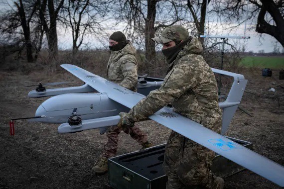 Binh sĩ Ukraine chuẩn bị phóng UAV (ảnh: Reuters)