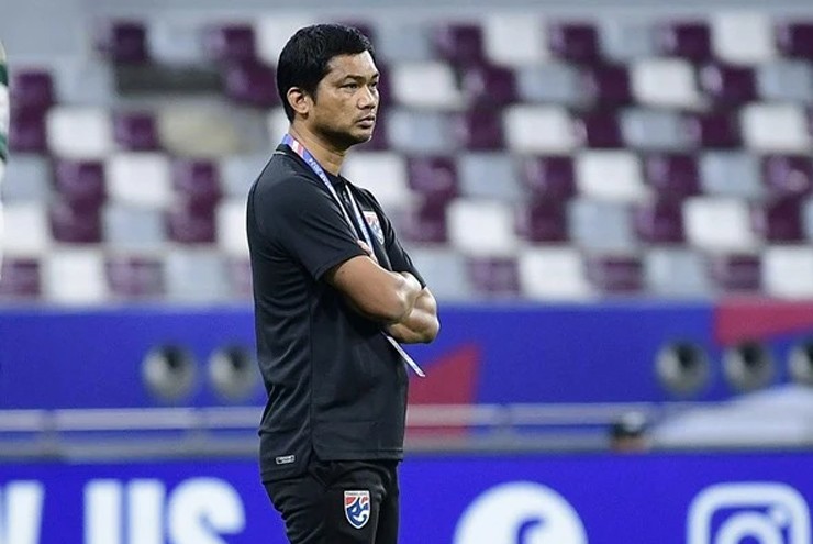 HLV&nbsp;Issara Sritaro chẳng thể nghĩ ra việc U23 Thái Lan lại thua đậm như vậy