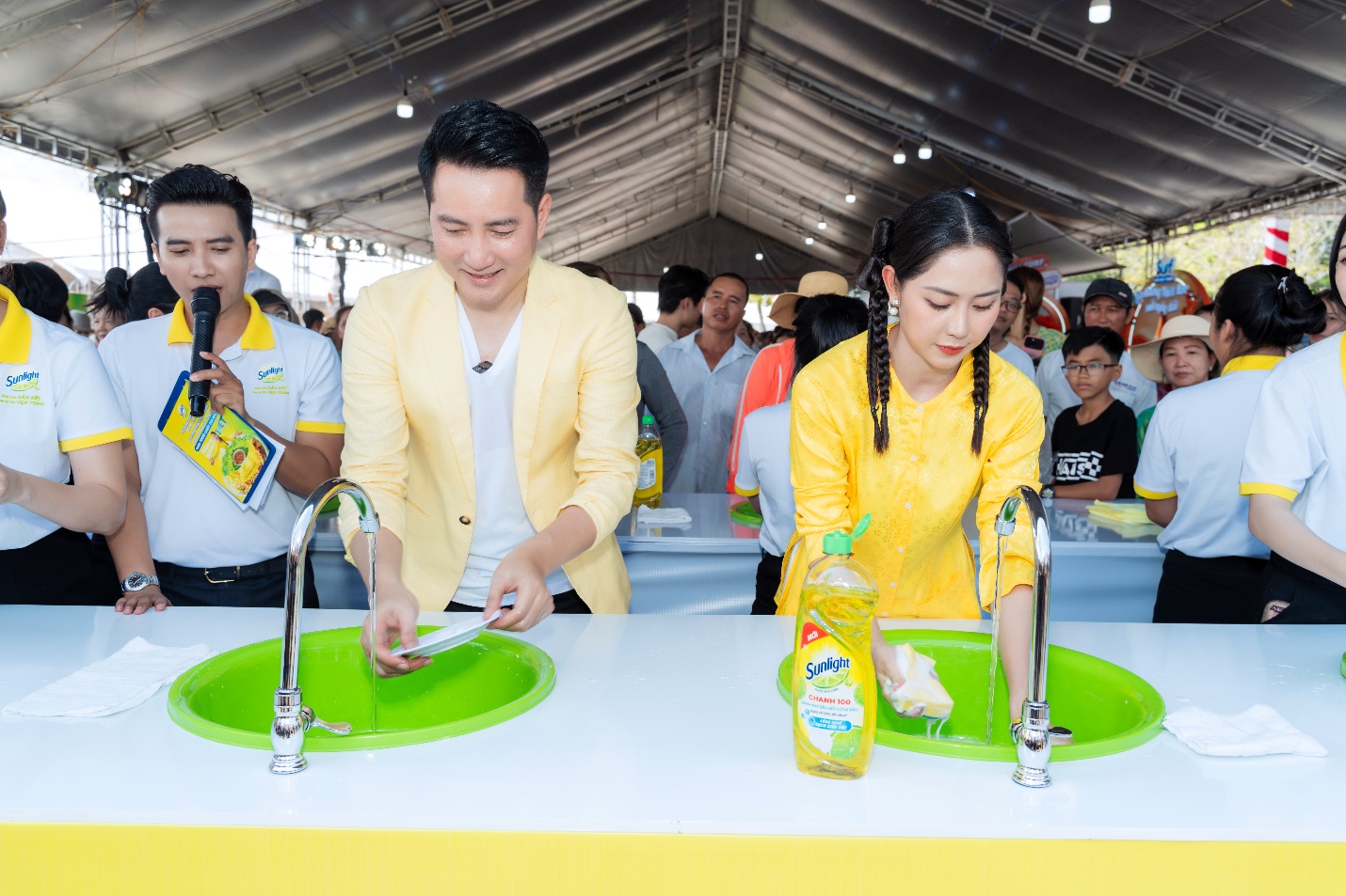 Sunlight làm bánh xèo 3 mét chiêu đãi người dân Cần Thơ và đánh bay dầu mỡ cứng đầu trên 1,000 chén dĩa nhựa - 5