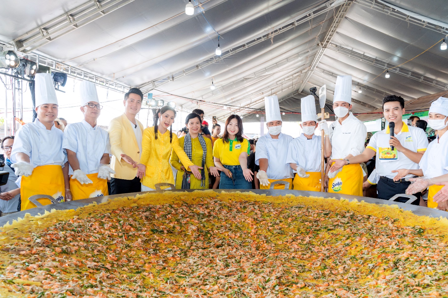 Sunlight làm bánh xèo 3 mét chiêu đãi người dân Cần Thơ và đánh bay dầu mỡ cứng đầu trên 1,000 chén dĩa nhựa - 2