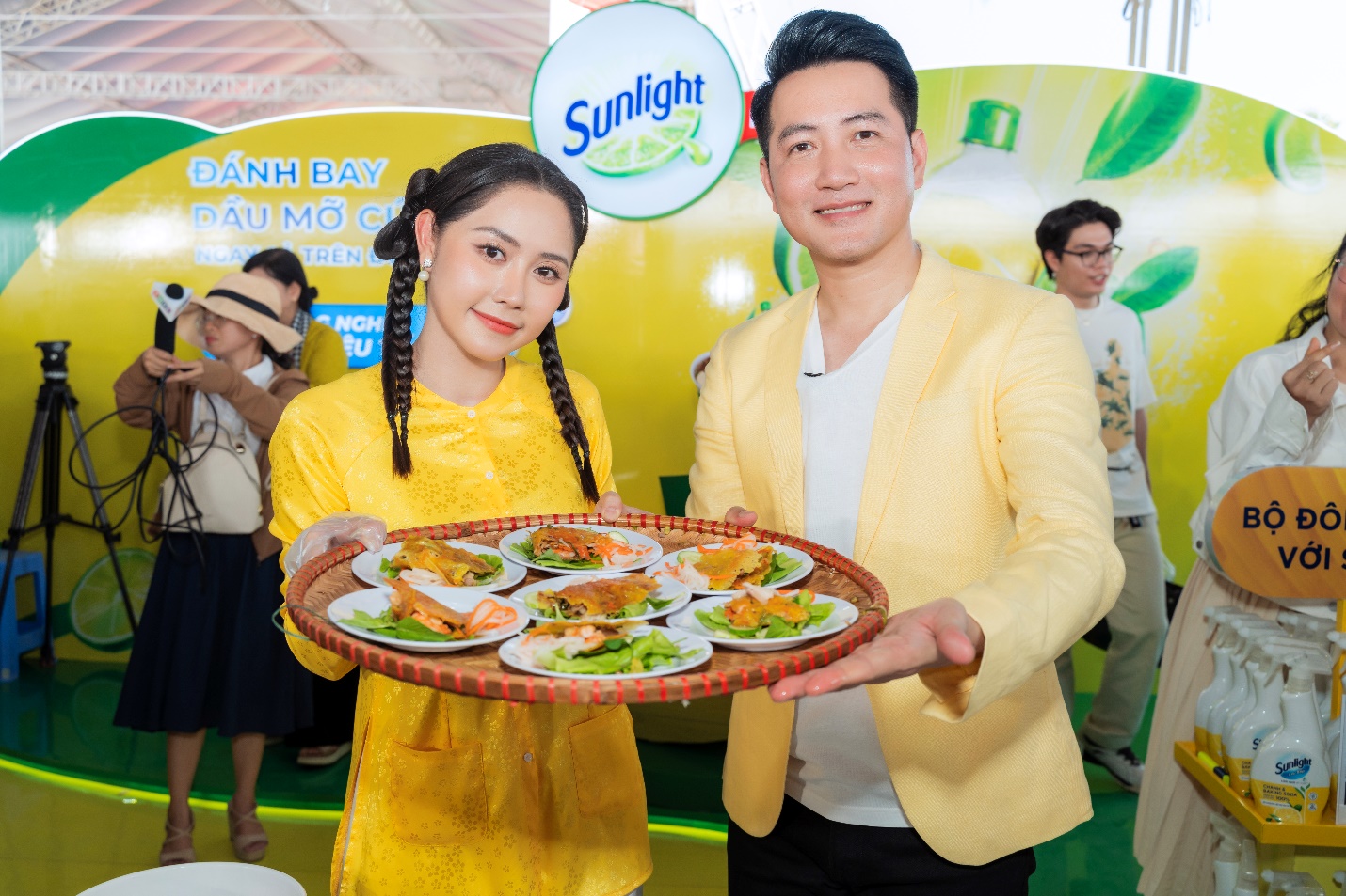 Sunlight làm bánh xèo 3 mét chiêu đãi người dân Cần Thơ và đánh bay dầu mỡ cứng đầu trên 1,000 chén dĩa nhựa - 3