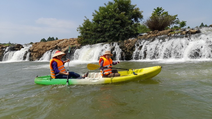 Ba Giọt là tên gọi được người dân bản địa đặt cho con thác có từ lâu đời, dòng nước khổng lồ giữa rừng xanh vẫn còn giữ được nét đẹp hoang sơ thuở khai thiên lập địa.