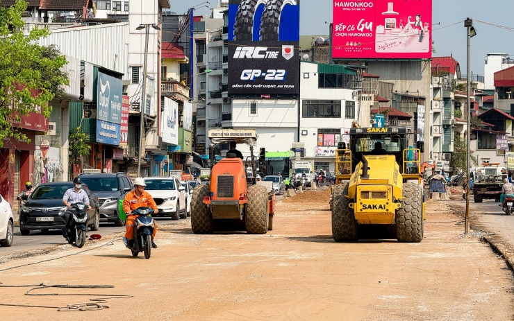 Nhiều đoạn đã được máy móc lu nền xong