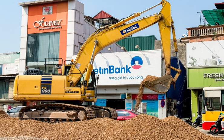 Các loại máy móc hạng nặng cùng công nhân tích cực làm việc để sớm hoàn thiện dự án.