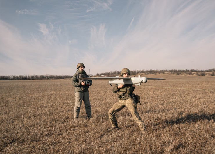 Lính Ukraine ở chiến trường tỉnh Donetsk chuẩn bị phóng UAV hồi tháng 2. Ảnh: THE WASHINGTON POST