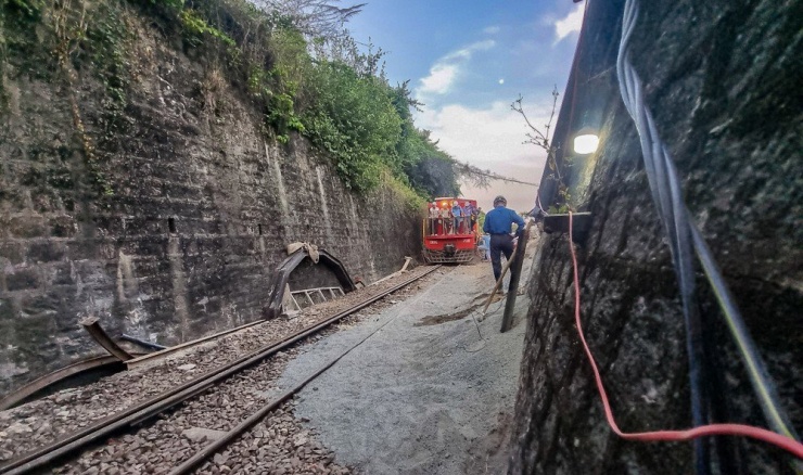 Đúng 17 giờ 15, chuyến tàu thử tải đã chạy qua hầm đường sắt qua đèo Cả, nối hai tỉnh Khánh Hòa và Phú Yên, chính thức thông hầm sau gần 10 ngày sửa chữa do sạt lở.