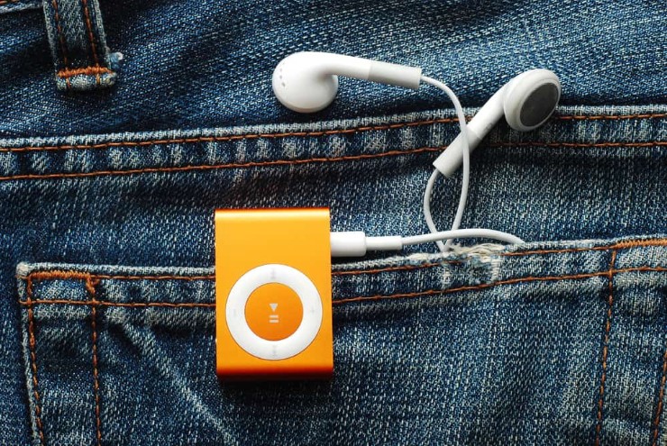 iPod đã cách mạng hóa cách mọi người nghe nhạc. Máy nghe nhạc di động này được Apple giới thiệu cho phép người dùng lưu trữ hàng nghìn bài hát trong một thiết bị nhỏ gọn, thời trang, tác động đáng kể đến ngành công nghiệp âm nhạc và thói quen tiêu dùng.
