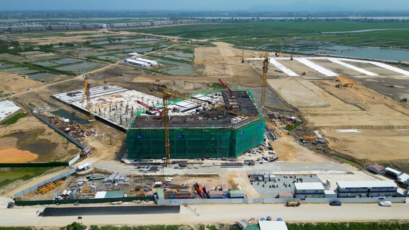 Tòa tháp Central Park Residences hiện đã xây xong phần thô khối đế thương mại và các tầng tiện ích.