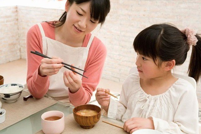 Đừng ngồi đợi những hành vi xấu của con diễn ra mới phê phán, bắt nó sửa chữa. Ảnh minh họa