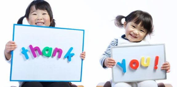 Khi muốn nhờ vả người khác điều gì đó, trẻ cần phải biết cách nói "Vui lòng", khi đã được giúp đỡ xong thì câu "Cảm ơn" là tuyệt đối không thể quên. Ảnh minh họa