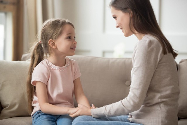 Ngay từ lúc còn nhỏ, bạn phải dạy con những phép xã giao tối thiểu. Ảnh minh họa