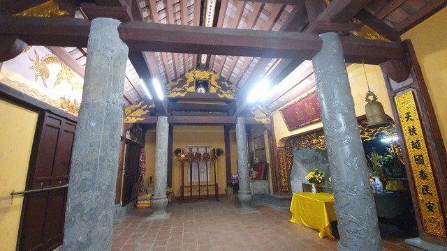 Đình có 3 gian nhà đá, gỗ lim, không có cửa, để thông tuông, 06 cột vừa là đá vừa là gỗ lim ở giữa gian cũng to chắc, đường kính 20-30cm. 4 cột đá được chạm khắc hình rồng.