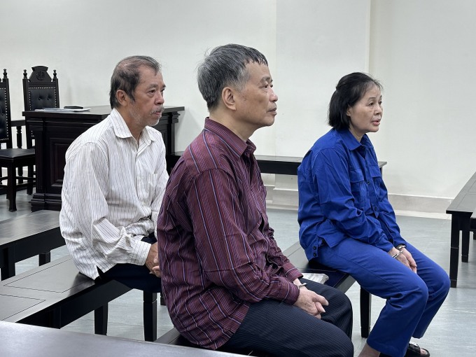 Từ trái qua: bị cáo Bang, Khang và Xuân tại tòa hôm 17/4. Ảnh: Danh Lam