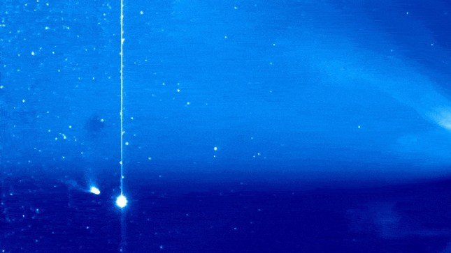 Sao chổi 12P/Pons-Brooks (ngoài cùng bên trái) gần đây bị bắn phá bởi một vụ phóng khối lượng lớn bất ngờ ở vành nhật hoa. Sao Mộc cũng được nhìn thấy trong một video mới về sự kiện này. (Ảnh: NASA/STEREO-A)