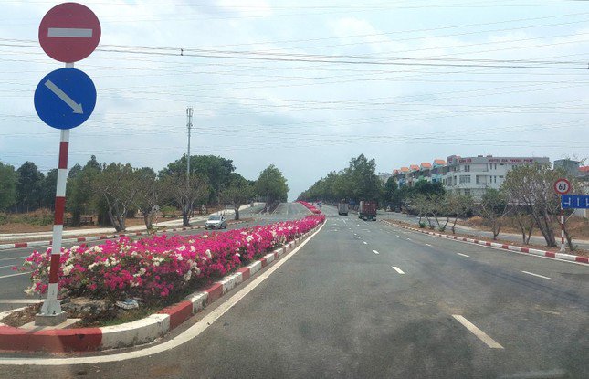 Ngoài đường NA3, trên địa bàn thành phố Bến Cát có nhiều tuyến đường được đầu tư tới 10 làn xe. Nhờ đầu tư hạ tầng giao thông bài bản và đi trước, thành phố Bến Cát đường thông thoáng, chưa từng xảy ra tình trạng ùn tắc giao thông.