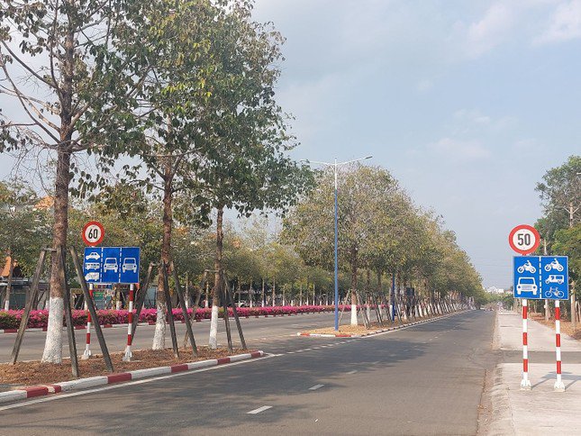 Đường NA3 có tới 10 làn xe, trong đó 6 làn dành riêng cho ô tô, 4 làn xe hỗn hợp (mỗi chiều 2 làn).