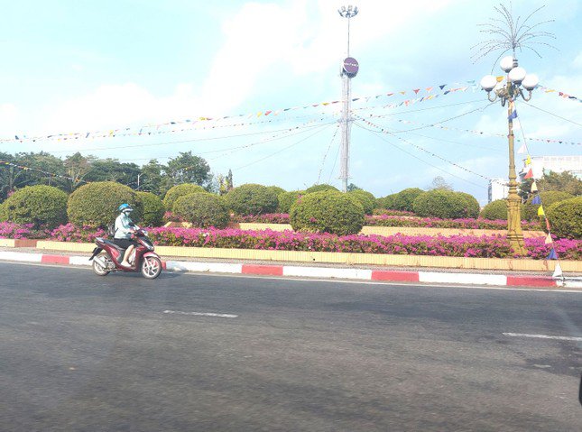 Bến Cát có đến 8 khu công nghiệp, 1 cụm công nghiệp tập trung quy mô lớn, trong đó có Khu công nghiệp Mỹ Phước 1, 2 và 3 được đầu tư quy mô lớn từ lâu đời, trở thành khu công nghiệp kiểu mẫu tại tỉnh Bình Dương.