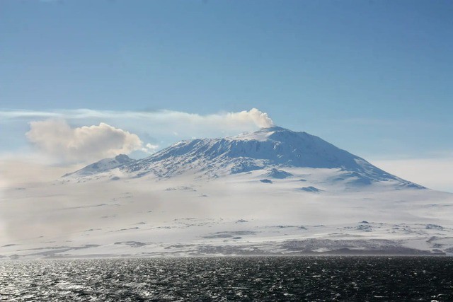 Núi lửa Erebus đã hoạt động hơn 50 năm qua. Ảnh: Adobe Stock