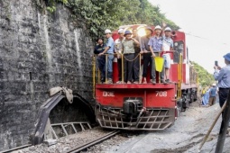 Tin tức trong ngày - Hình ảnh chuyến tàu đầu tiên đi xuyên hầm đường sắt qua đèo Cả sau gần 10 ngày chia cắt