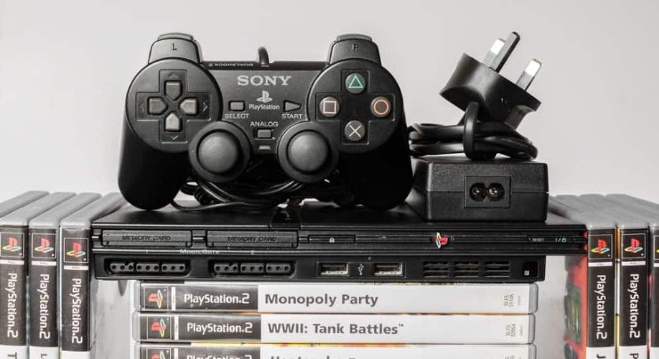 PlayStation 2 (PS2) là máy chơi game video mang tính đột phá của Sony. Nó trở thành máy chơi trò chơi điện tử bán chạy nhất mọi thời đại, cung cấp thư viện trò chơi phong phú và khả năng tương thích ngược với PlayStation gốc.
