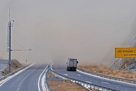 Cao tốc Nha Trang - Cam Lâm bị khói bụi bao phủ mù mịt