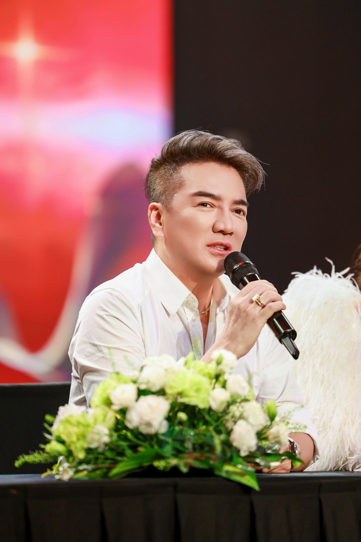 “Tôi có lẽ là người lì nhất showbiz bởi đã tham gia các cuộc thi tiếng hát truyền hình đến 8 lần nhưng đều trượt", Đàm Vĩnh Hưng nói trong họp báo.