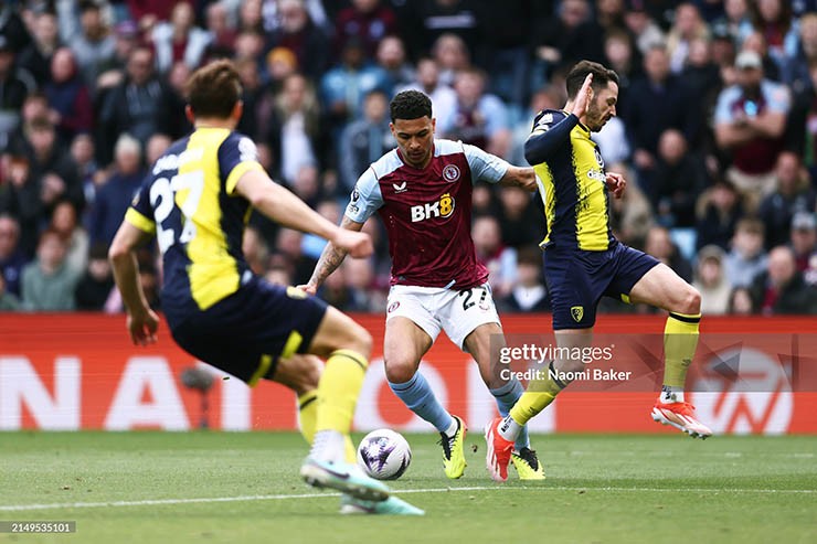 Aston Villa (áo đỏ sẫm) gặp khó trước Bournemouth