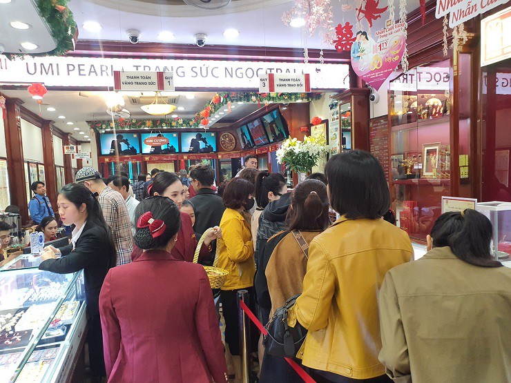Các cửa hàng của Bảo tín Minh Châu luôn đông người xếp hàng mua bán tại những thời điểm vàng biến động giá