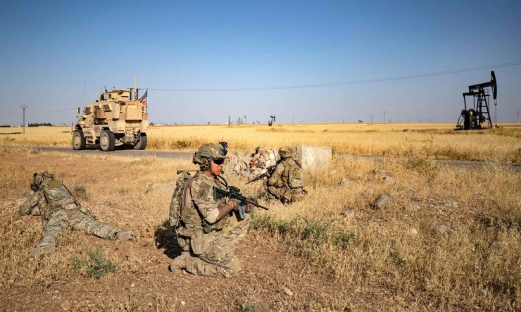 Quân đội Mỹ tuần tra gần một mỏ dầu ở phía đông bắc Syria. Ảnh: AFP