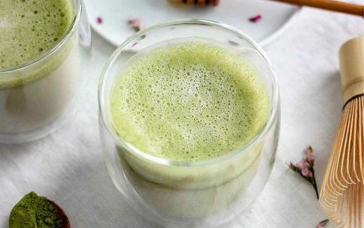 Nước dừa pha bột trà xanh không chỉ thơm ngon mà còn tốt cho sức khỏe, sắc đẹp.