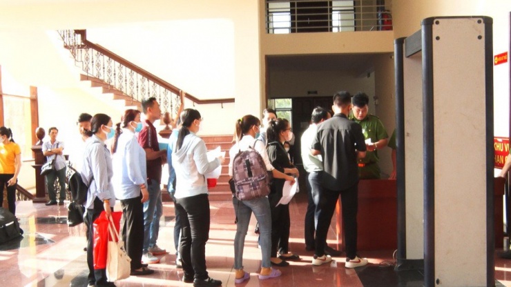 Về trách nhiệm dân sự, bản án sơ thẩm tuyên buộc Thủ Đức House phải trả cho Cục Thuế TP.HCM 365 tỉ đồng, số tiền này được chuyển từ số tiền mà Thủ Đức House đã nộp vào tài khoản của cơ quan (Ảnh: an ninh phiên toà phúc thẩm được thắt chặt). Ảnh: NGỌC HOÁ