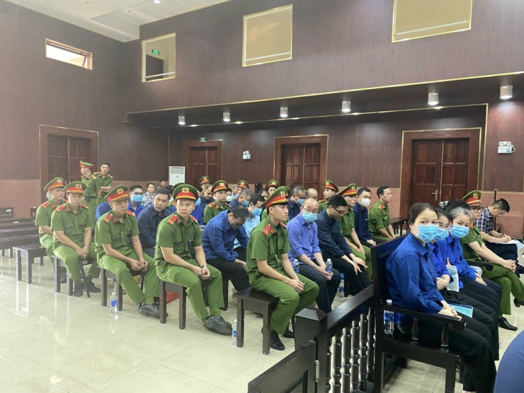 Để xảy ra hậu quả đặc biệt nghiêm trọng như vậy đã có 7 bị cáo là cựu cán bộ hải quan, 11 cựu cán bộ Cục thuế TP.HCM vướng lao lý. Ảnh: NGỌC HOÁ