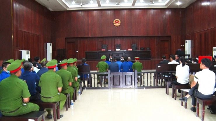 Nguyễn Vũ Bảo Hoàng (cựu tổng giám đốc Thủ Đức House) bị tuyên phạt bốn năm tù về tội lừa đảo chiếm đoạt tài sản, hai năm tù về tội vi phạm quy định về kế toán gây hậu quả nghiêm trọng, tổng hợp hình phạt chung là sáu năm tù. Ảnh: NGỌC HOÁ