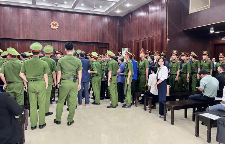 Theo bản án sơ thẩm, Trịnh Tiến Dũng (đang bị truy nã, khi nào bắt được sẽ xử lý sau) là người có vai trò chủ mưu trong vụ án lập nhiều công ty trong và ngoài nước mua bán hàng hoá, xuất hoá đơn khống để chiếm đoạt tiền hoàn thuế GTGT. Ảnh: NGỌC HOÁ