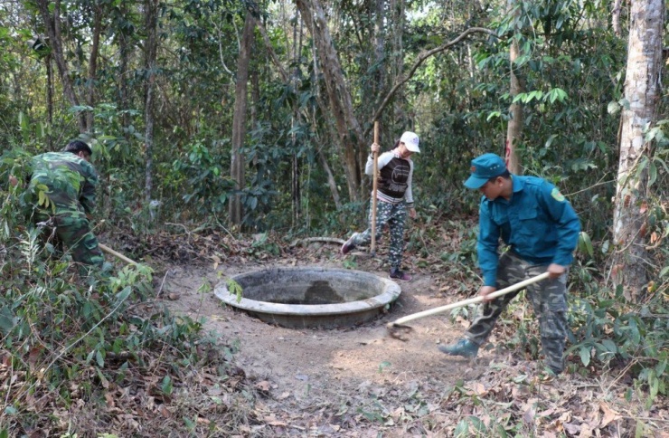 Nhân viên dọn dẹp vệ sinh các cống bi trữ nước trong rừng cho sạch sẽ để thuận tiện cho thú rừng uống nước.