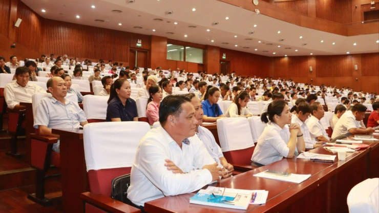 Các đại biểu dự hội nghị được nghe dự thảo phương án sắp xếp ĐVHC của tỉnh Bà Rịa- Vũng Tàu giai đoạn 2023-2025 và hướng dẫn việc lấy ý kiến cử tri. Ảnh: BT