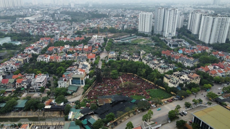 Trong khi đó, tại đây những khu đất có vị trí đẹp "mọc" lên các tòa chung cư, biệt thự sang trọng còn đất xây dựng trường học lại bị quy hoạch vào những vị trí khó khả thi như trên đất nghĩa trang, ao đình, một số ô đất quy hoạch trường học vẫn quây tôn nhiều năm không đầu tư dẫn đến thiếu trường học trầm trọng.