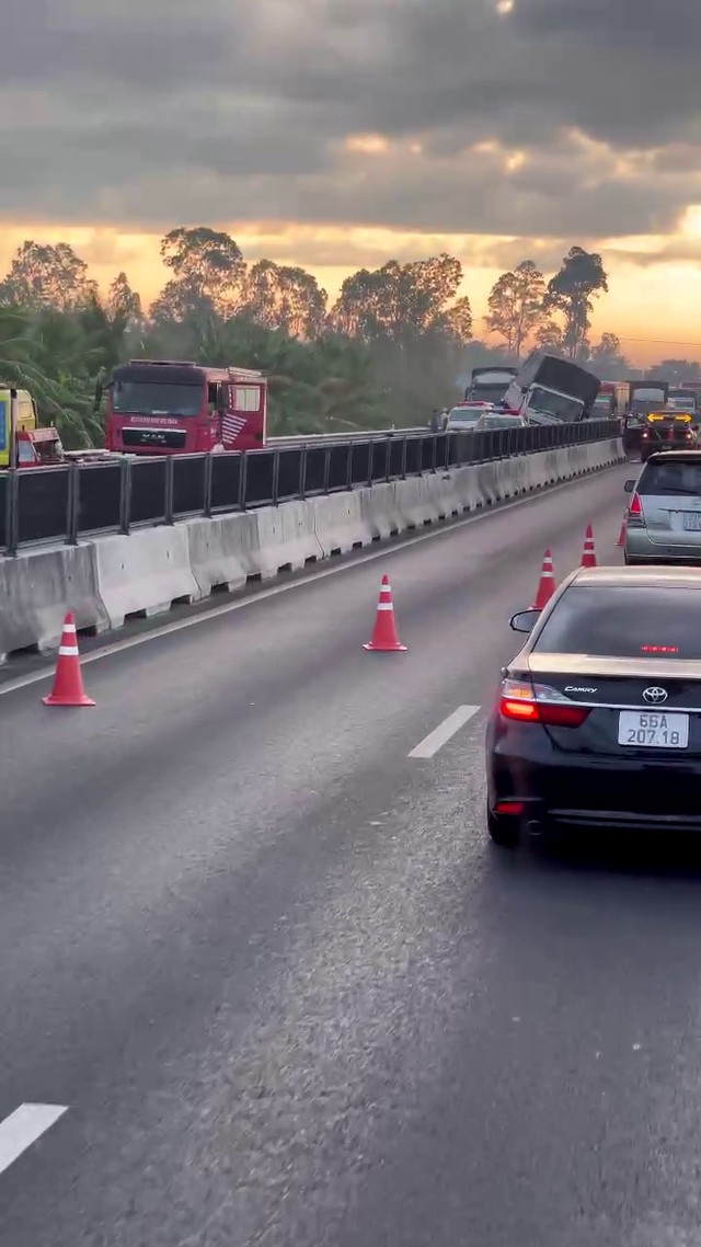 CLIP: Đầu tuần, cao tốc Trung Lương – Mỹ Thuận kẹt xe nghiêm trọng do tai nạn - 1