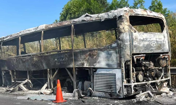 Xe khách cháy trơ khung. Ảnh: Anh Vũ