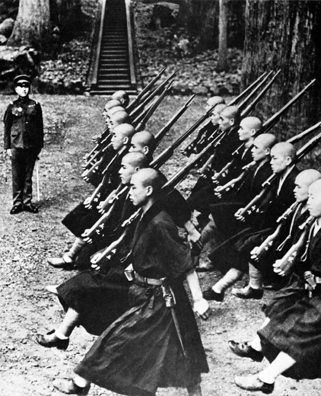 Các nhà sư Nhật học cách chiến đấu bằng súng trường và lưỡi lê dưới sự giám sát của một sĩ quan Nhật. Ảnh nguồn: Warfare History Network.